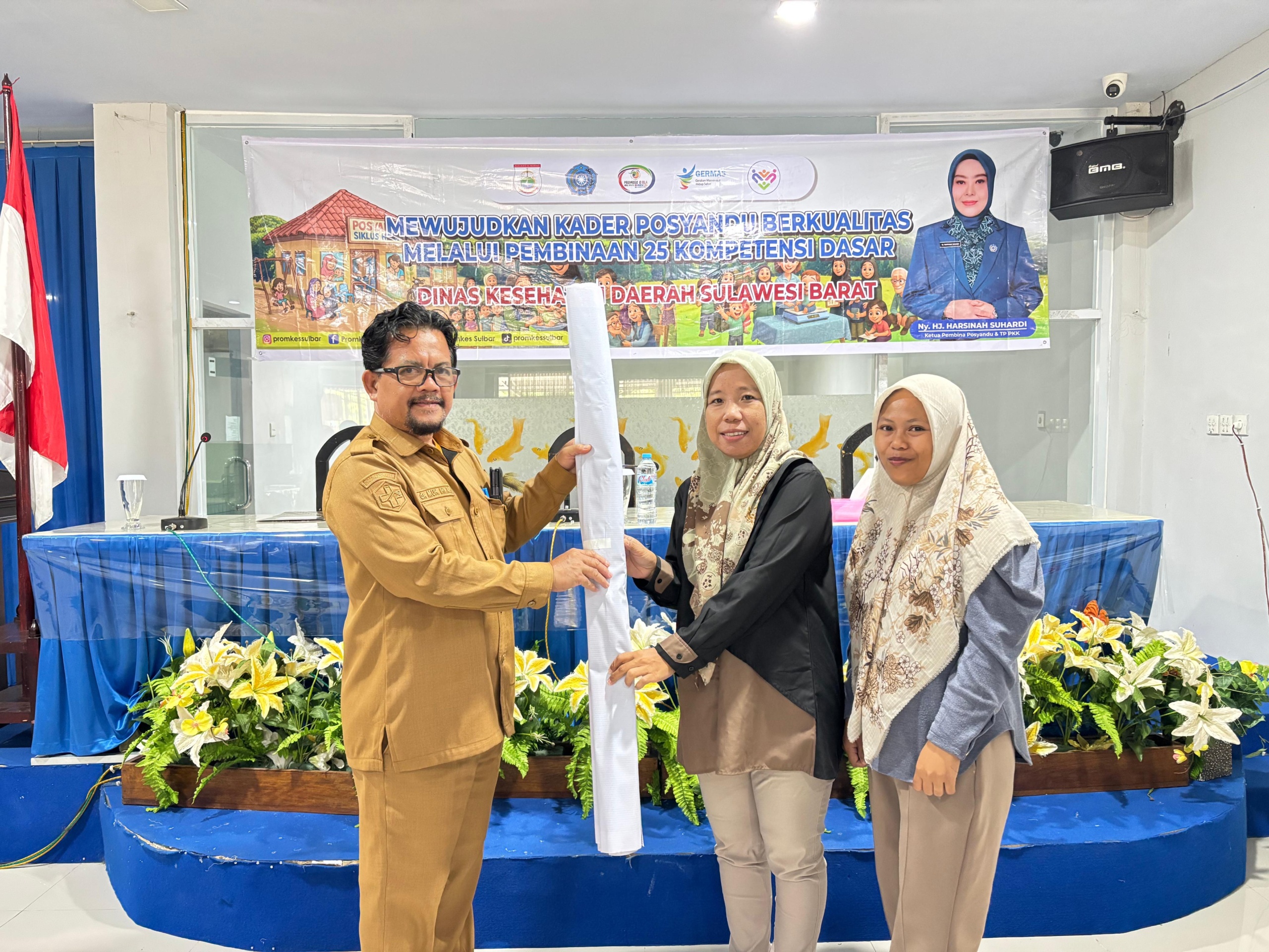 pembagian spanduk ajakan “Ayo ke Posyandu” yang diserahkan secara langsung oleh Kepala Bidang Kesehatan Masyarakat Dinas Kesehatan Provinsi Sulawesi Barat