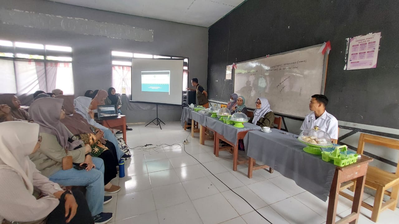 Pelaksanaan pengawasan dan pembinaan dilakukan oleh petugas kesehatan lingkungan di Puskesmas.