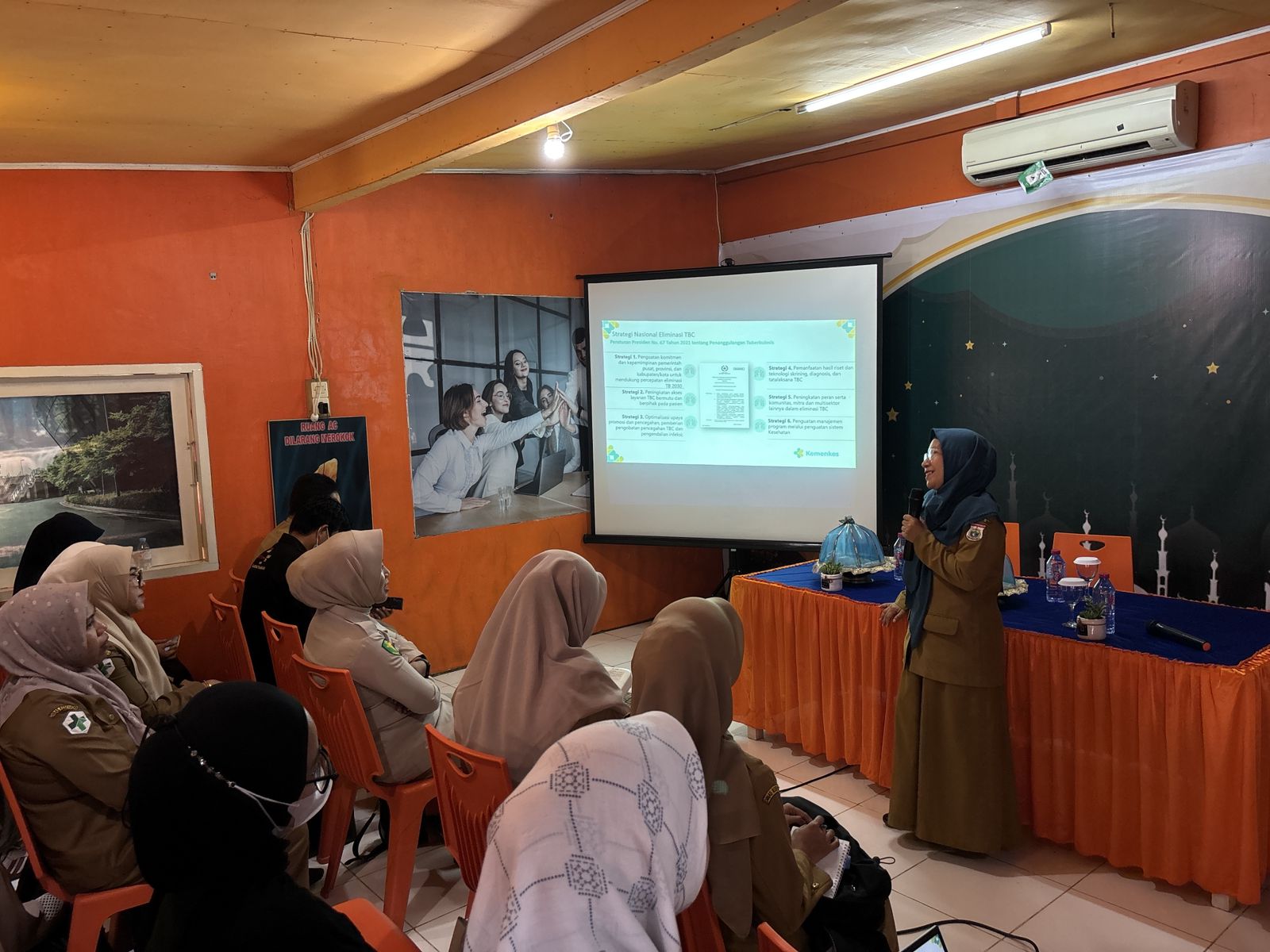 bersama Dinas Kesehatan Provinsi Sulawesi Barat menyelenggarakan Lokakarya Peningkatan Kapasitas Fasilitas Pelayanan Kesehatan dalam Persiapan Implementasi One Stop Service TBC-HIV