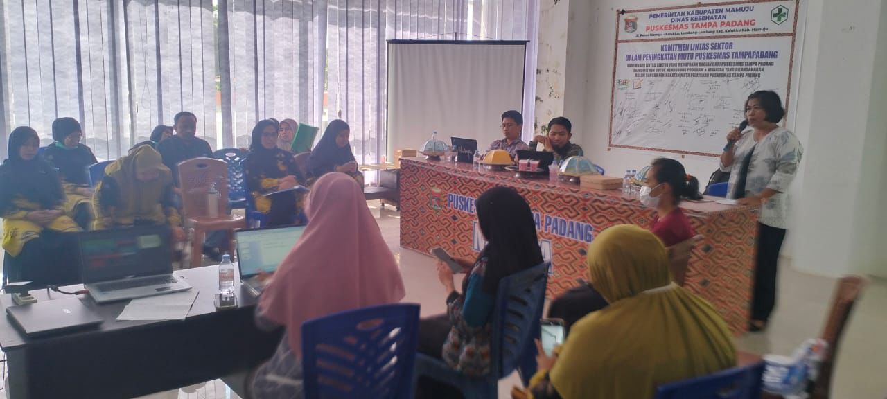 Dinas Kesehatan Provinsi Sulawesi Barat menghadiri kegiatan Lokakarya Mini (Lokmin) Bulanan yang diselenggarakan di Aula Puskesmas Tampapadang,